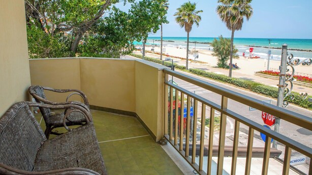 Unclassified image, 1 of 25, button - Palm Beach House - Sea and Beach View (Montesilvano)