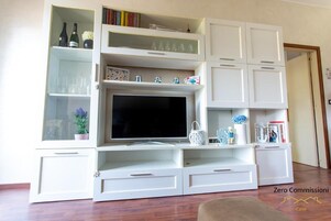 Casa, 2 habitaciones, balcón, vistas al mar | Zona de estar | Libros