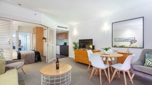 1 bedroom, iron/ironing board, WiFi, bed sheets - Pelican Waters U424 Lake & Golf Course Views (PELICAN WATERS)