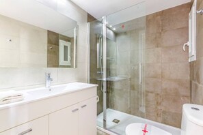 Dusj, hårføner og håndklær