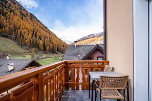 Outdoor dining - Apartment 'Casa Vacanza Peter Val Di Rabbi' with Mountain View, Shared Garden and Wi-Fi (Rabbi)