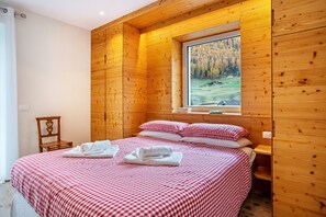 2 slaapkamers, een strijkplank/strijkijzer, gratis wifi, beddengoed