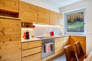 Fridge, oven, stovetop, dishwasher - Apartment 'Casa Vacanza Peter Val Di Rabbi' with Mountain View, Shared Garden and Wi-Fi (Rabbi)