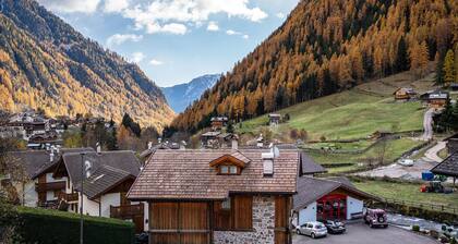 Apartment 'Casa Vacanza Peter Val Di Rabbi' with Mountain View, Shared Garden and Wi-Fi