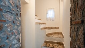 A staircase with stone steps and a window with a curtain. - Villa 'Bella Toscana Relax' with Mountain View, Wi-Fi, and Air Conditioning (Monsummano Terme)