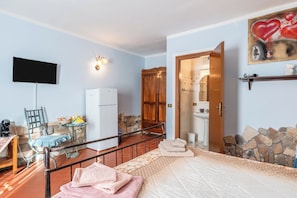 5 bedrooms, iron/ironing board, free WiFi, bed sheets