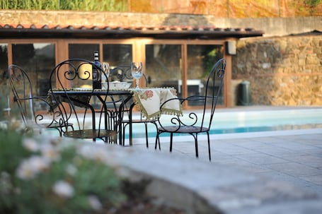Speisen im Freien. Villa „Bella Toscana Relax“ mit Bergblick, WLAN und Klimaanlage