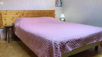 2 slaapkamers, een strijkplank/strijkijzer, beddengoed