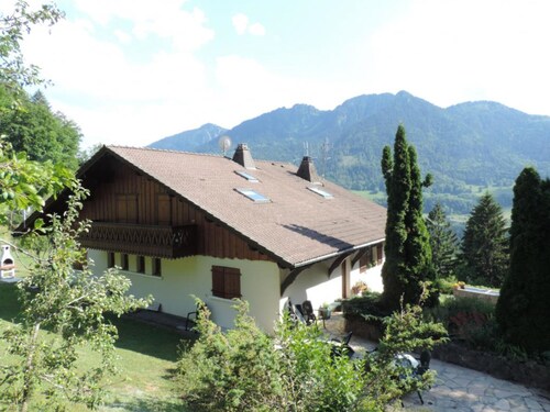 Chalet 'Gîte Chevenoz' avec vue sur montagne, terrasse privée et jardin privé