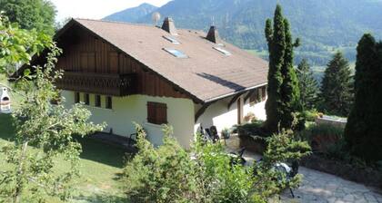 Chalet 'Gßte Chevenoz' avec vue sur montagne, terrasse privée et jardin privé