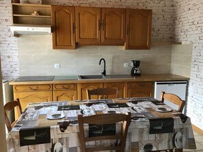 Fridge, microwave, oven, stovetop - Chalet 'Gîte Chevenoz' with Mountain View, Private Terrace and Private Garden (Chevenoz)