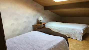 2 slaapkamers, een strijkplank/strijkijzer, beddengoed