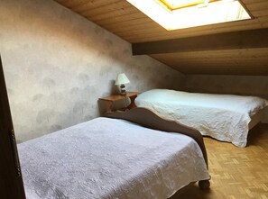 2 bedrooms, iron/ironing board, bed sheets