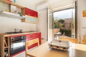Kühlschrank, Ofen, Herdplatte, Wasserkocher mit Kaffee-/Teezubehör