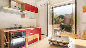 Fridge, oven, stovetop, coffee/tea maker