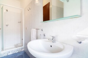 Badewanne, Haartrockner, Handtücher