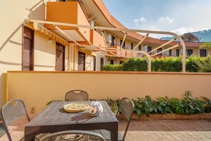 Outdoor dining - Villa "Alcantara" with Private Terrace, 2 Balconies & Wi-Fi (Motta Camastra)