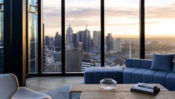Ein modernes Wohnzimmer mit Blick auf die Stadt, inklusive Sofa, Sessel und Couchtisch.