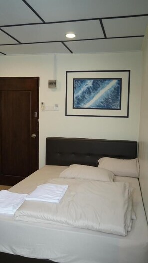 标准双人房 | 办公桌、床单