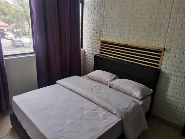 Desk, bed sheets - OYO 90876 Yss Homestead (Perai)