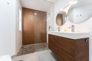 Bruser, hårtørrer, håndklæder