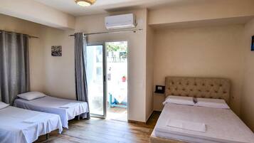 Family Room | Desk, free WiFi