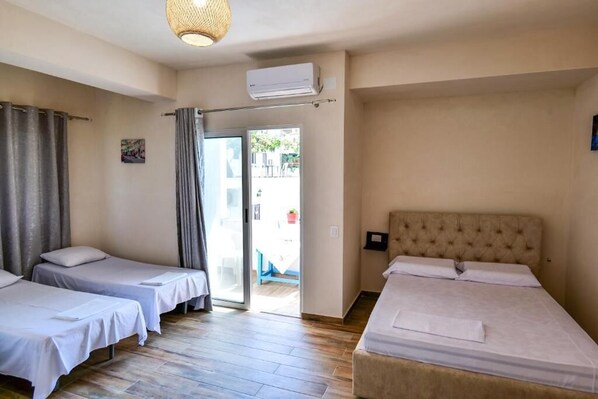 Family Room | Desk, free WiFi