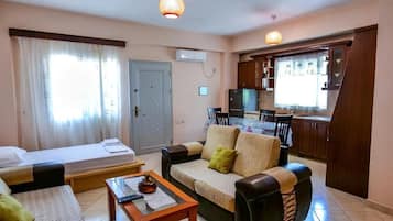 One-Bedroom Apartment | 1 camera, una scrivania, Wi-Fi gratuito