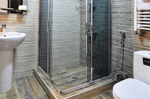 Shower, hair dryer, towels, soap - HB apartments Mari Brose (Tbilisi)
