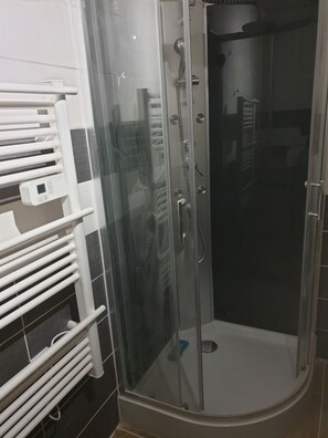 Dusche, Haartrockner, Handtücher, Seife