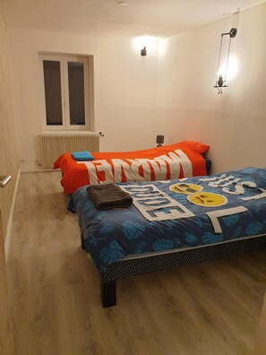3 chambres, fer et planche à repasser, Wi-Fi, draps fournis