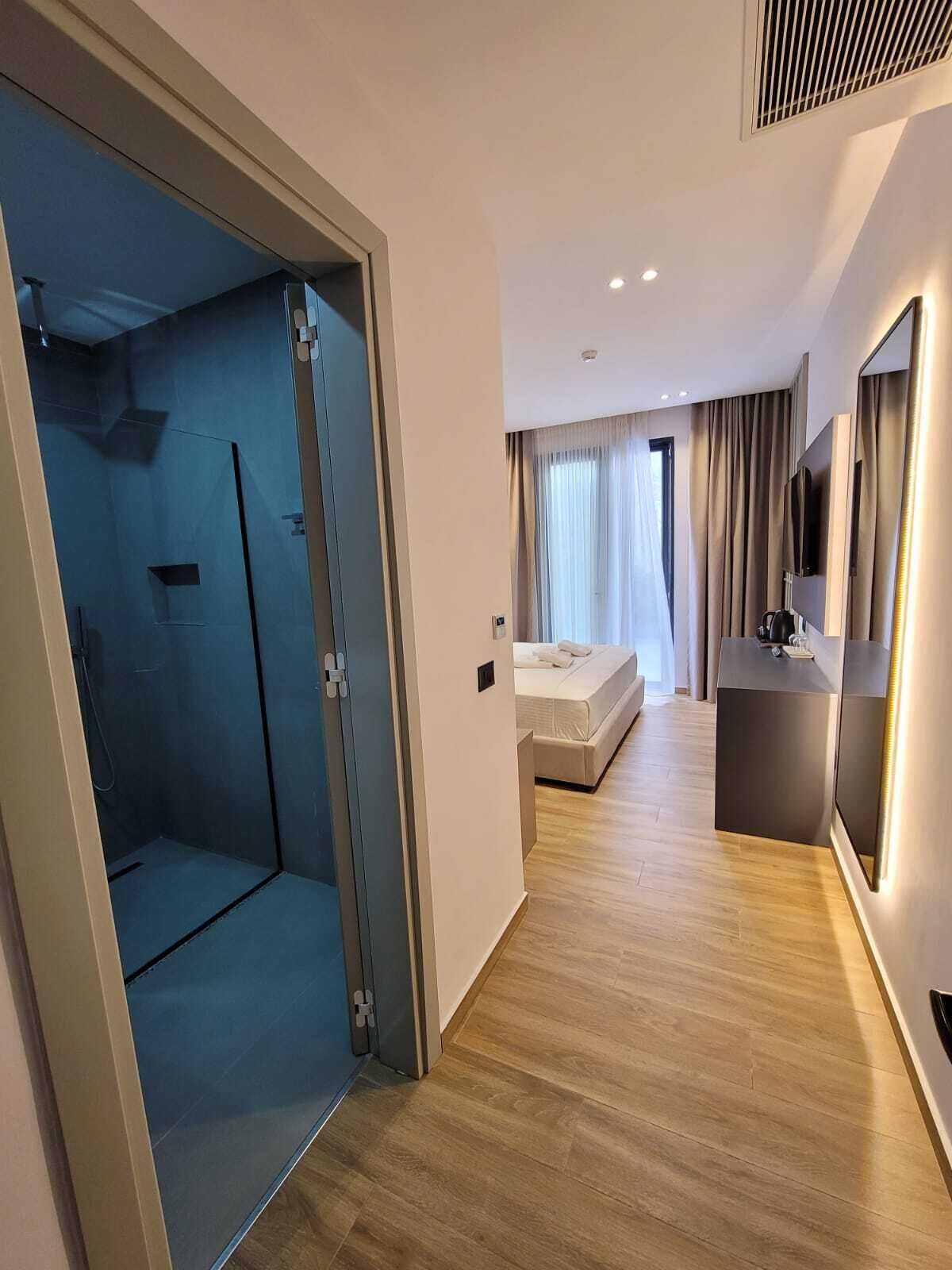 Kahden hengen huone | Ylelliset vuodevaatteet, tallelokero huoneessa, työpöytä, pimennysverhot