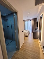 Ropa de cama de alta calidad y caja de seguridad en la habitación 