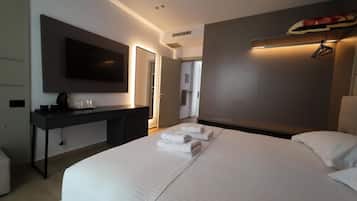 Roupas de cama premium, cofres nos quartos, escrivaninha