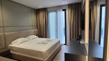 Kahden hengen huone | 1 makuuhuone, ylelliset vuodevaatteet, tallelokero huoneessa, työpöytä