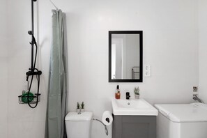 Ducha, secador de pelo y toallas