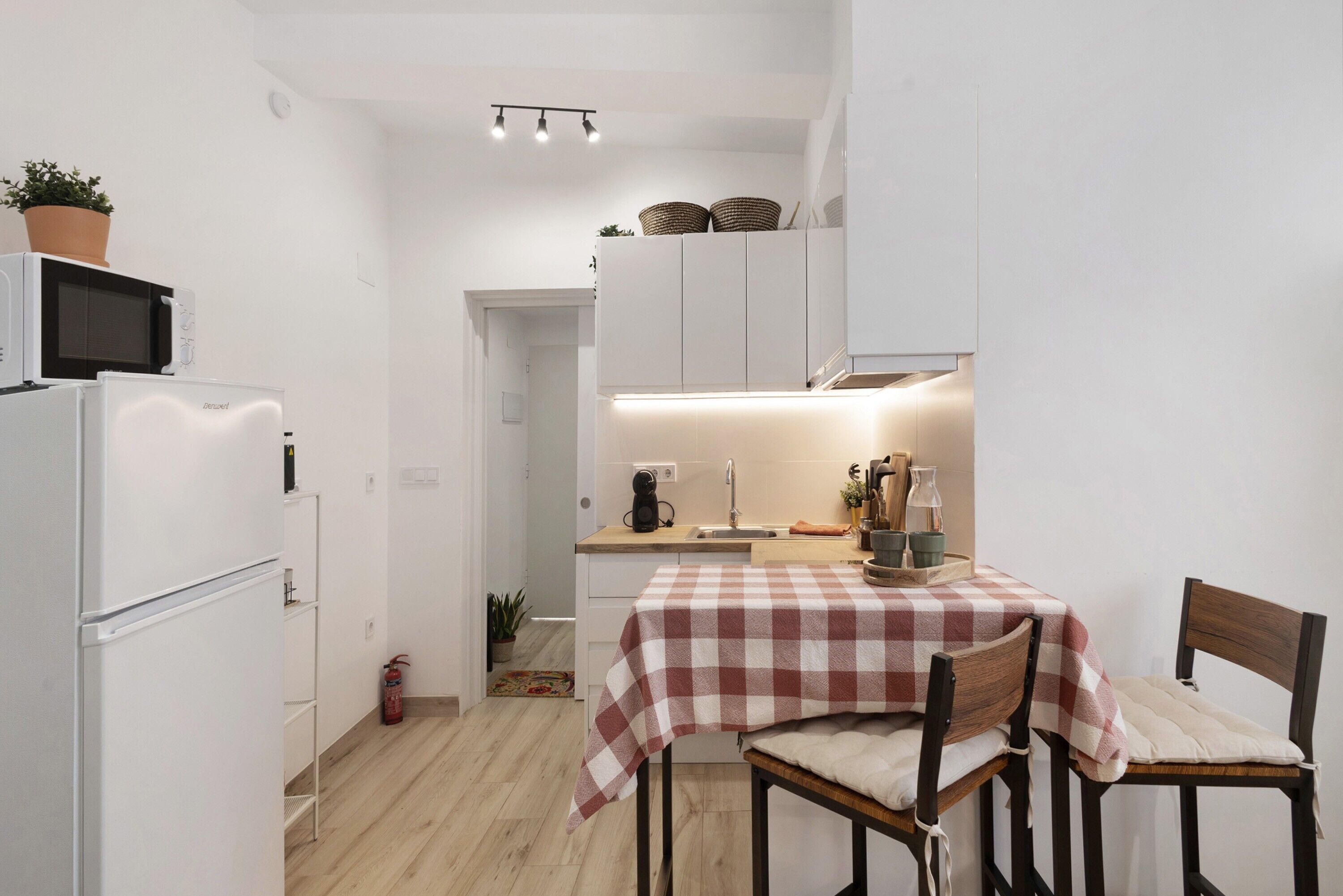 Frigorífico, microondas, horno y placa de cocina
