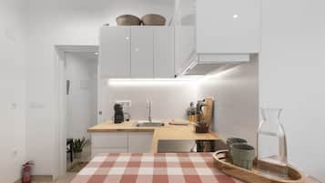 Jääkaappi, mikroaaltouuni, uuni, liesi