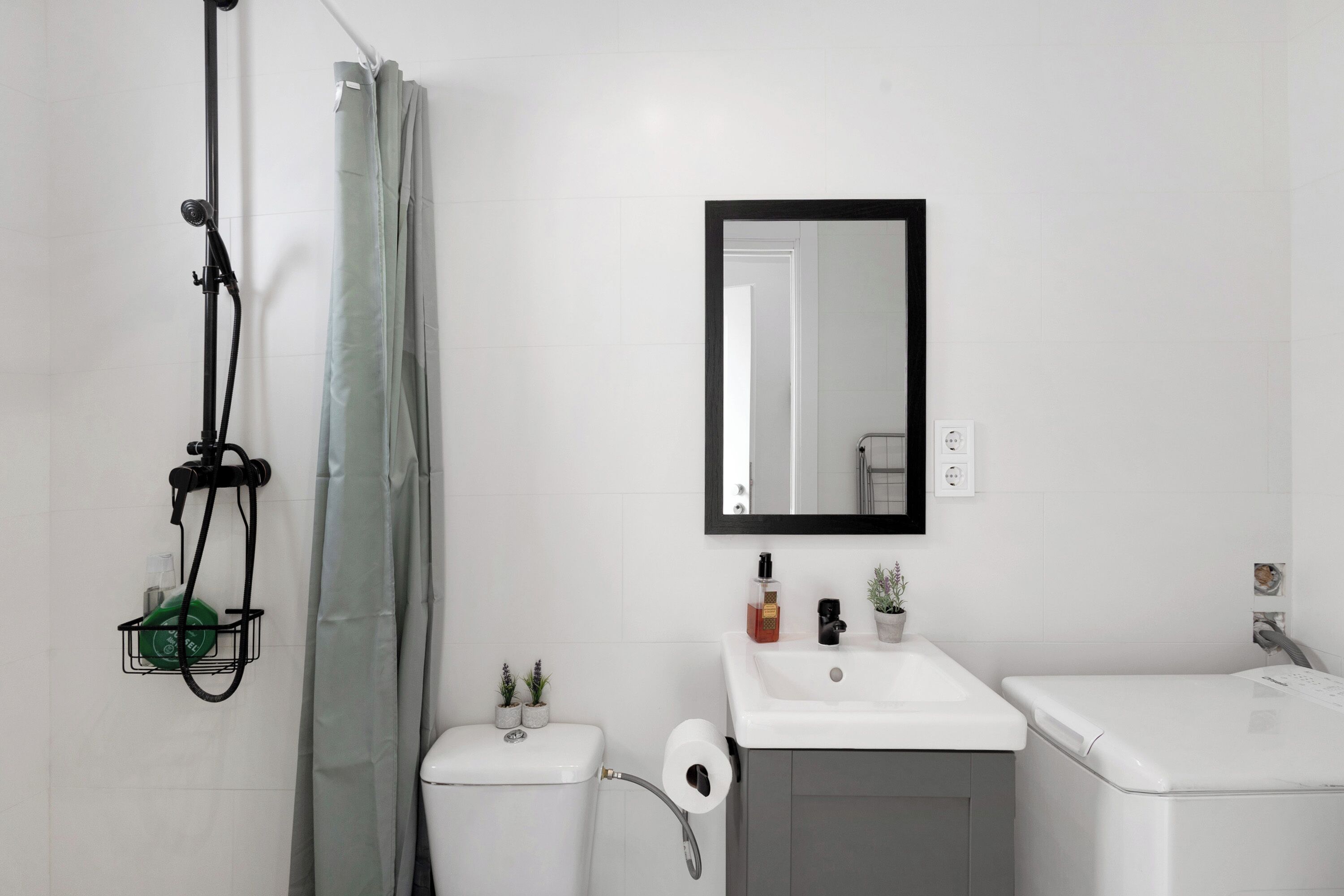 Regadera, secadora de cabello, toallas 