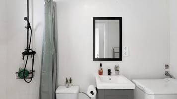 Een douche, een haardroger, handdoeken