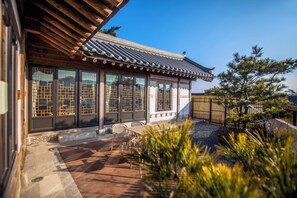 [Meomum 1] Hanok Two-Bedroom Pet Room: Ocean View | Terrace/patio