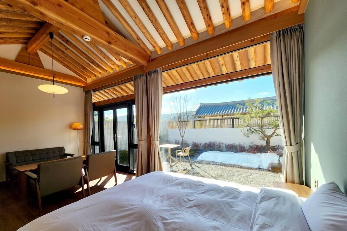 [JakUen-Guruem]Modern Hanok Studio Suite: Garden View | WiFi (無料)、ベッドシーツ