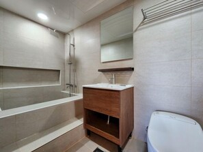 [Yun-seul]Traditional Hanok Two-bedroom Luxury Suite: Ocean View | Bathroom | Shower, hair dryer, slippers, towels