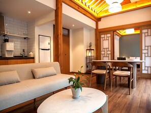 [Ha-nuel1]Modern Hanok Two-bedroom Luxury Suite: Mountain View | Free WiFi, bed sheets