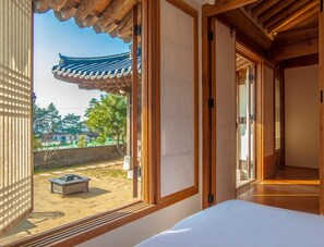 [Yun-seul]Traditional Hanok Two-bedroom Luxury Suite: Ocean View | Kostenloses WLAN, Bettwäsche