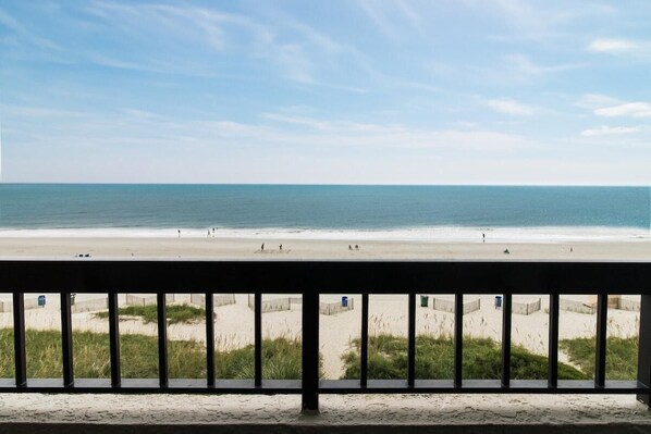 On the beach - Alluring Oceanfront King Suite With Views 4th Flr (Myrtle Beach)