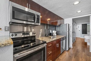 Køleskab, mikrobølgeovn, ovn, kogeplade