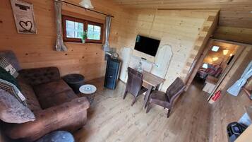 Ferienhütte | Wohnbereich | 25-Zoll-Fernseher mit Satellitenempfang