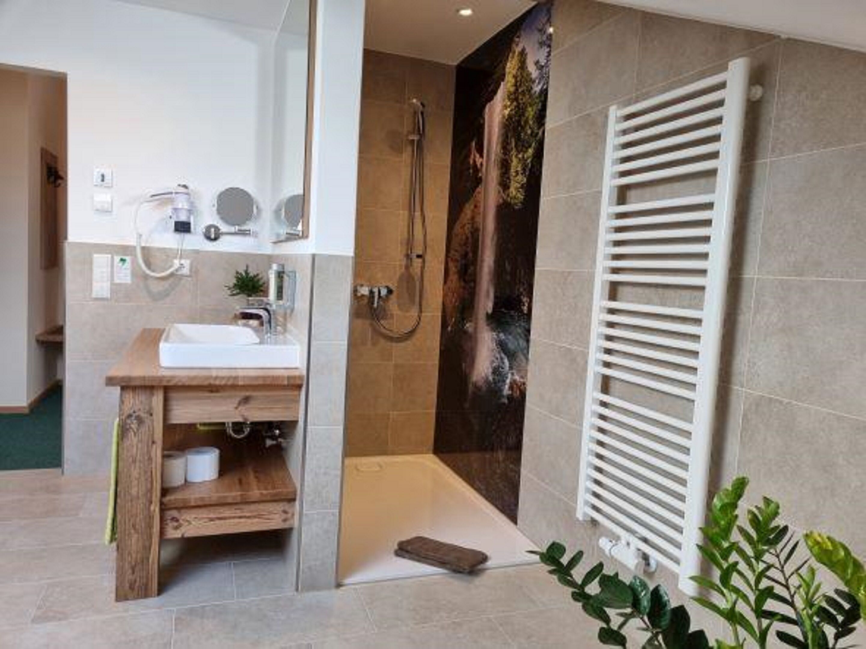 Doppelzimmer | Badezimmer | Kostenlose Toilettenartikel, Haartrockner, Bademäntel, Handtücher