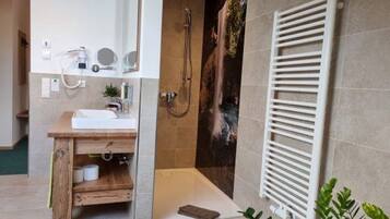 Doppelzimmer | Badezimmer | Kostenlose Toilettenartikel, Haartrockner, Bademäntel, Handtücher